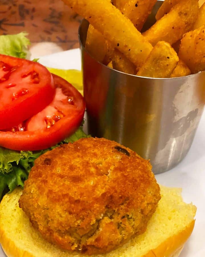 Did you know we offer a CRAB-LESS CRABCAKE SANDWICH?

Thi…