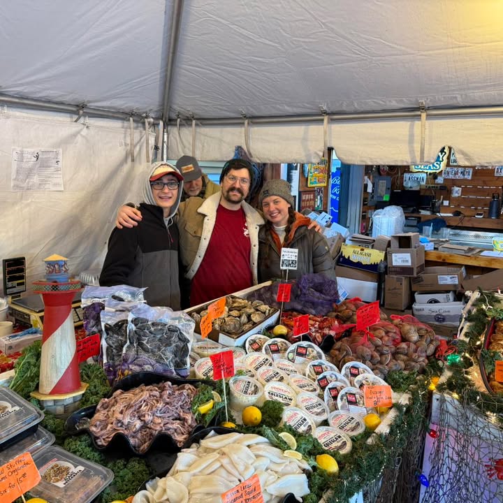 Fresh seafood market open for your NYE celebration!  Come…