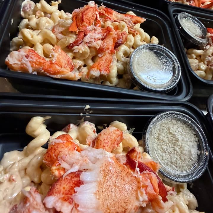 CHRISTMAS SEAFOOD MARKET FEATURE
Grab & Go Lobster Mac …